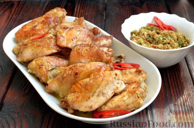 Фото к рецепту: Запечённая курица, с пикантной приправой из семечек и кинзы