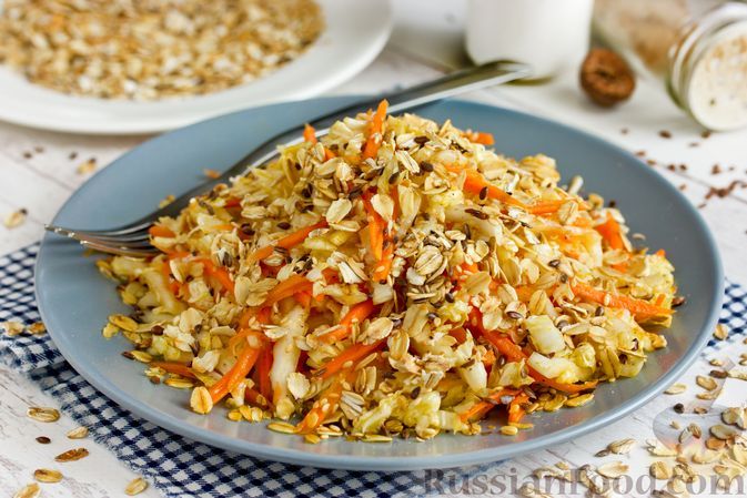 Фото к рецепту: Салат с морковью, пекинской капустой и овсяными хлопьями