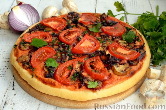 Фото к рецепту: Постная пицца на дрожжевом корже с грибами, помидорами и зеленью