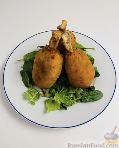 Фото к рецепту: Картофельно-куриные крокеты на косточке (куриные голени в панировке)