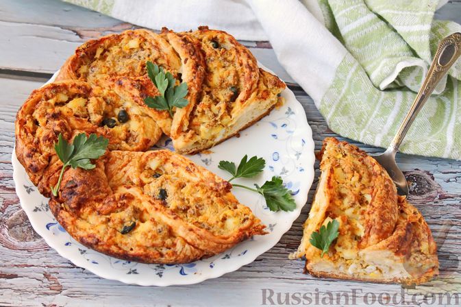 Пирог венок с беконом яйцами и сыром