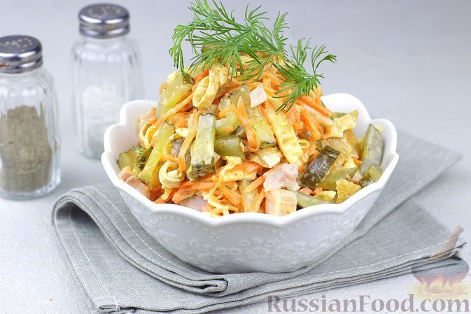 Фото к рецепту: Салат с копчёной курицей, морковью по-корейски, маринованными огурцами и яичными блинчиками