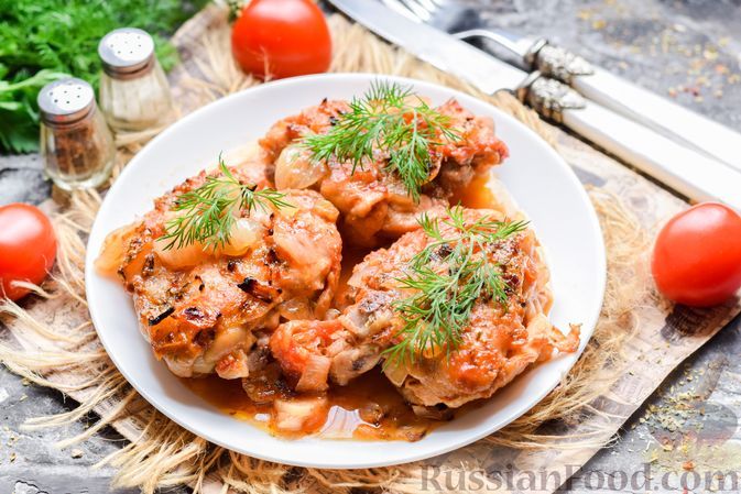Фото к рецепту: Куриные бёдра, запечённые в сливочно-томатном соусе