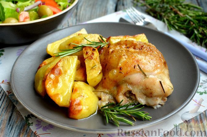 Фото к рецепту: Куриные бёдрышки, запечённые с розмарином и картофелем