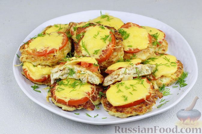 Фото к рецепту: Рубленые котлеты из куриного филе, запечённые с помидорами и сыром