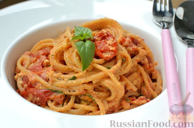 Фото к рецепту: Спагетти с фетой и помидорами