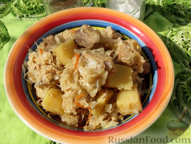 Фото к рецепту: Свинина, тушенная с квашеной капустой и картошкой
