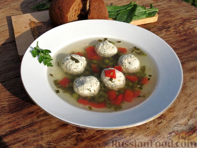 Фото к рецепту: Суп с фрикадельками, щавелем и зелёным горошком