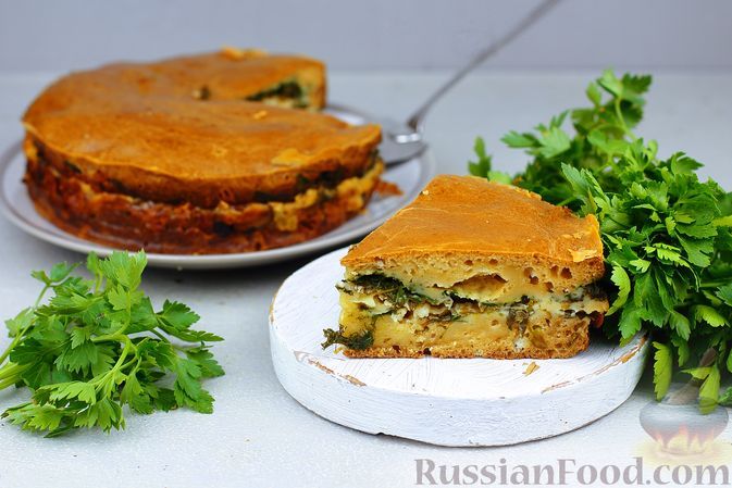 Фото к рецепту: Заливной пирог с беконом, сыром и зеленью