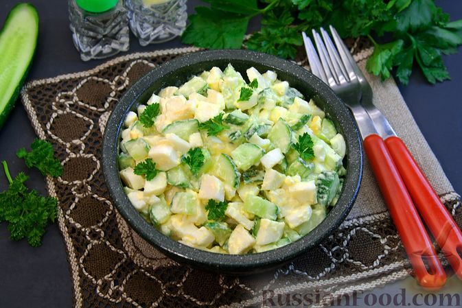 Фото к рецепту: Салат с сыром сулугуни, огурцами и яйцами