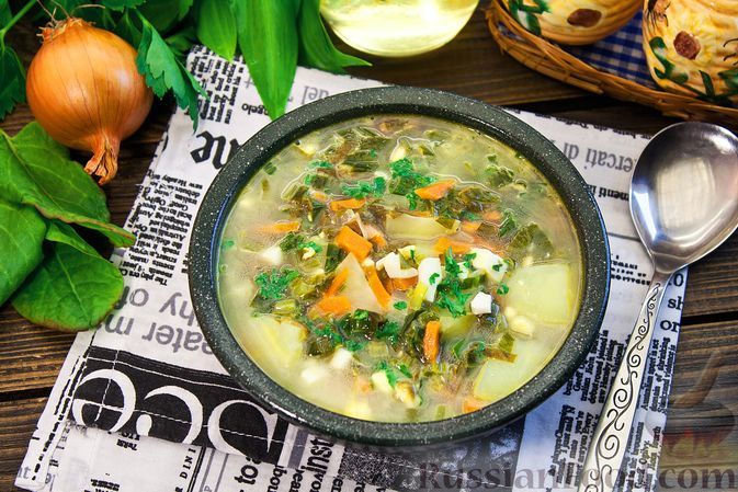 Фото к рецепту: Картофельный суп со щавелем, черемшой и сметаной