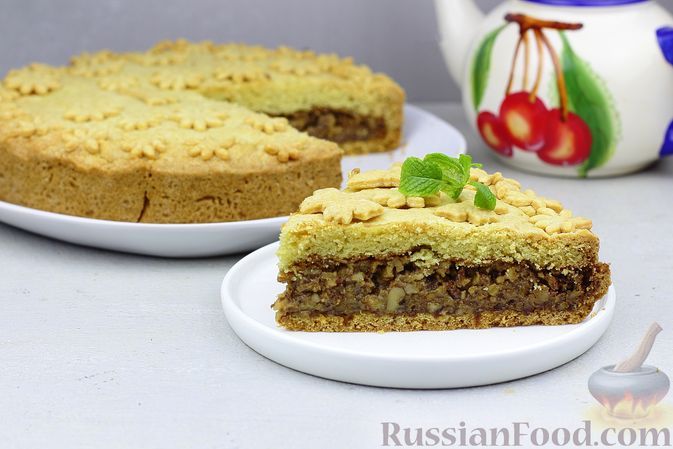 Фото к рецепту: Закрытый песочный пирог с орехами в сливочно-медовой карамели