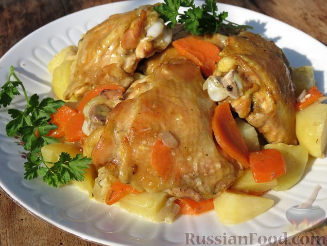 Фото к рецепту: Куриные бёдра, запечённые с картошкой (в рукаве)