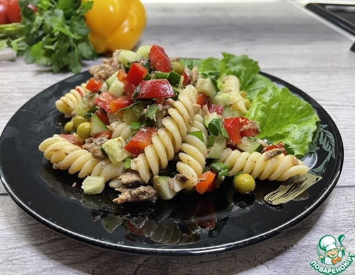 Рецепт: Салат с тунцом, овощами и макаронами