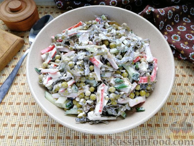Фото к рецепту: Салат с крабовыми палочками, морской капустой, плавленым сыром, зелёным горошком и огурцом