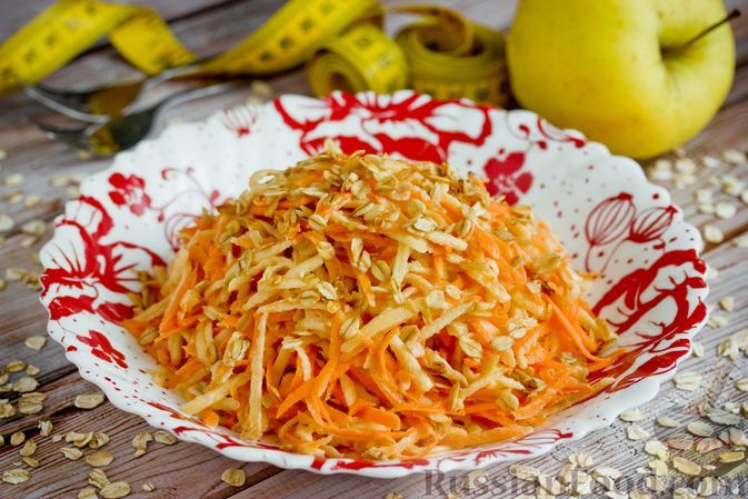 Фото к рецепту: Морковно-яблочный салат с овсяными хлопьями и сметаной