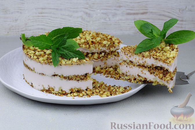 Фото к рецепту: Творожно-ягодный муссовый торт с песочной крошкой