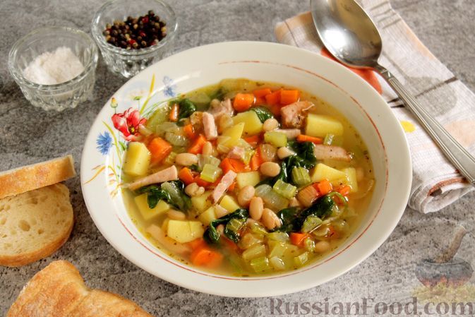 Фото к рецепту: Фасолевый суп с ветчиной, шпинатом и сельдереем