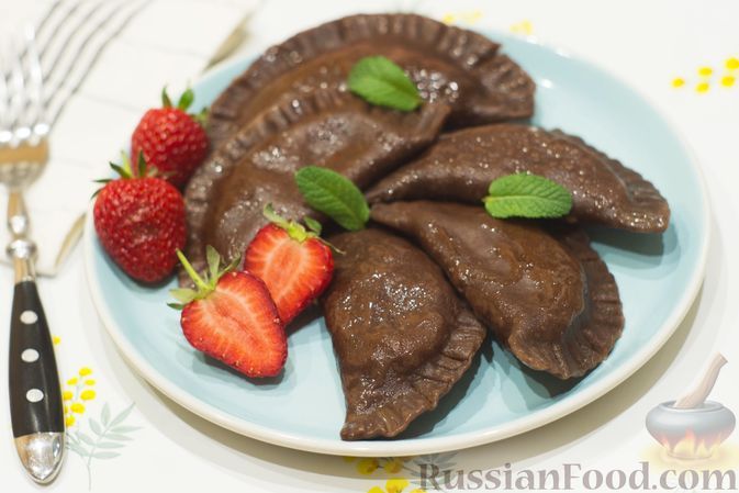 Фото к рецепту: Шоколадные вареники с клубникой и творогом