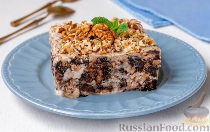 Фото к рецепту: Сметанный желейный десерт с черносливом и грецкими орехами