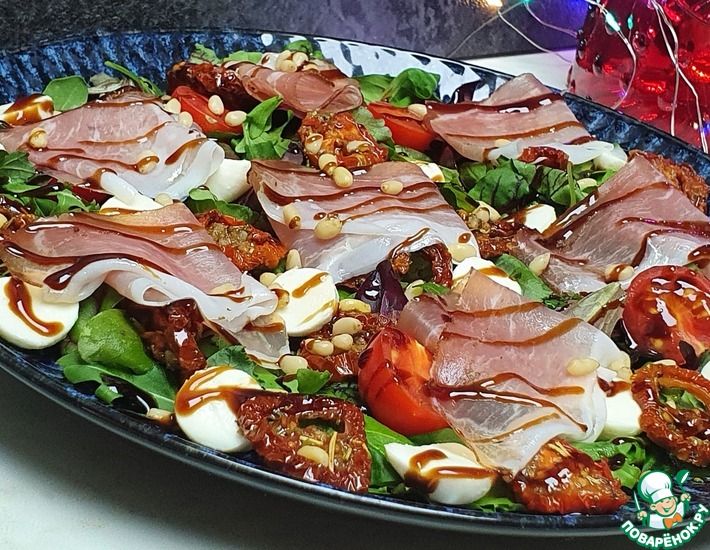 Рецепт: Легкий салат с томатами, моцареллой и вяленым окороком