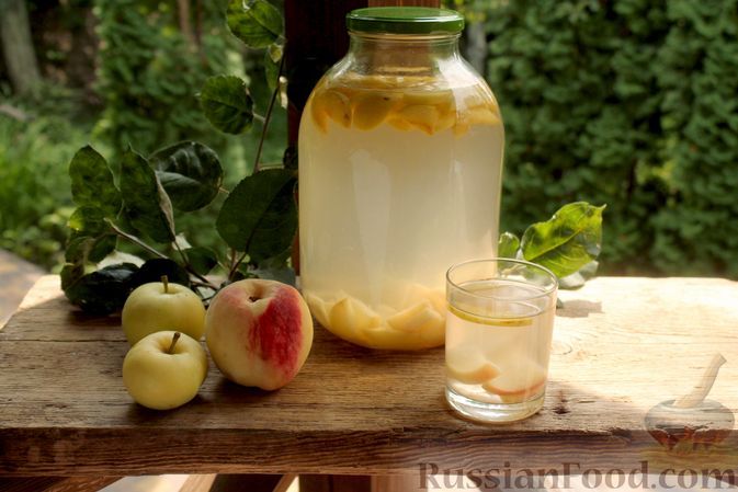 Фото к рецепту: Персиковый компот с яблоками (на зиму)