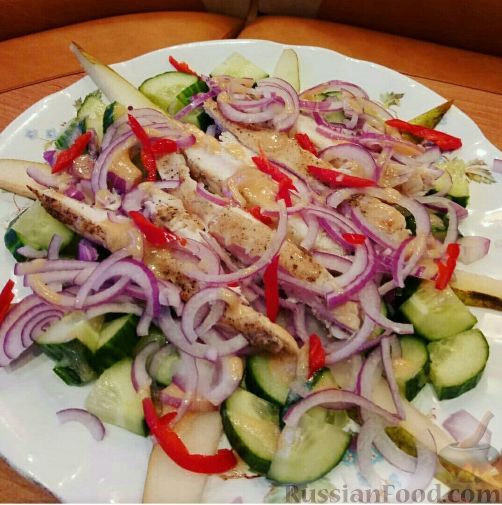 Фото к рецепту: Салат с курицей, грушей и огурцом