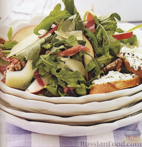 Фото к рецепту: Салат из рукколы (аругулы), груши, сыра, ветчины и грецкого ореха