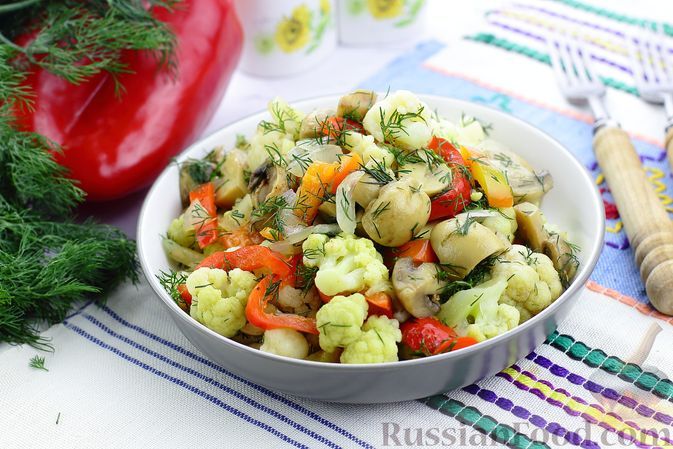 Фото к рецепту: Салат с цветной капустой, болгарским перцем и маринованными шампиньонами