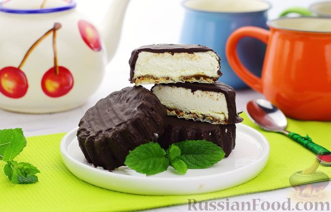 Фото к рецепту: Творожные сырки в шоколаде, с вафлями и сгущёнкой