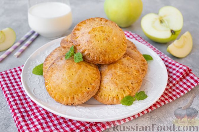 Фото к рецепту: Творожные пирожки с карамелизированными яблоками (в духовке)