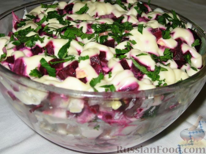 Фото к рецепту: Свекольно-селедочный салат