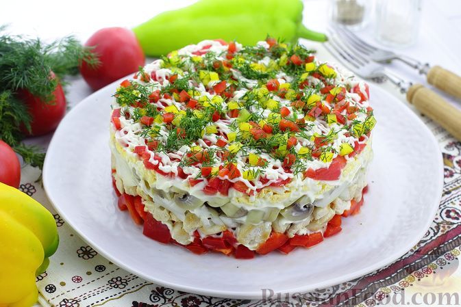 Фото к рецепту: Слоёный салат с курицей, сладким перцем, помидорами и маринованными грибами
