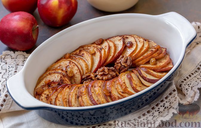Фото к рецепту: Яблоки, запечённые с орехами, корицей, изюмом и мёдом