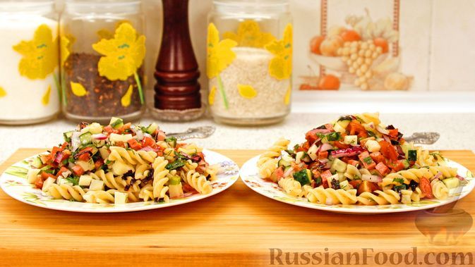 Фото к рецепту: Тёплый а-ля итальянский салат с макаронами, колбасой, сыром, овощами и зеленью