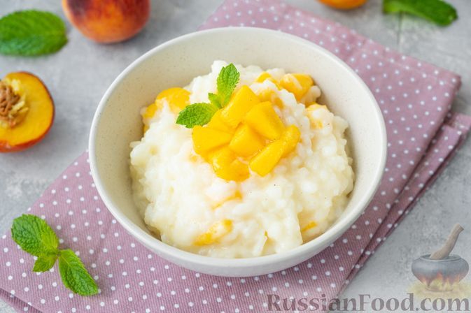 Фото к рецепту: Молочная рисовая каша с персиками и апельсиновым соком