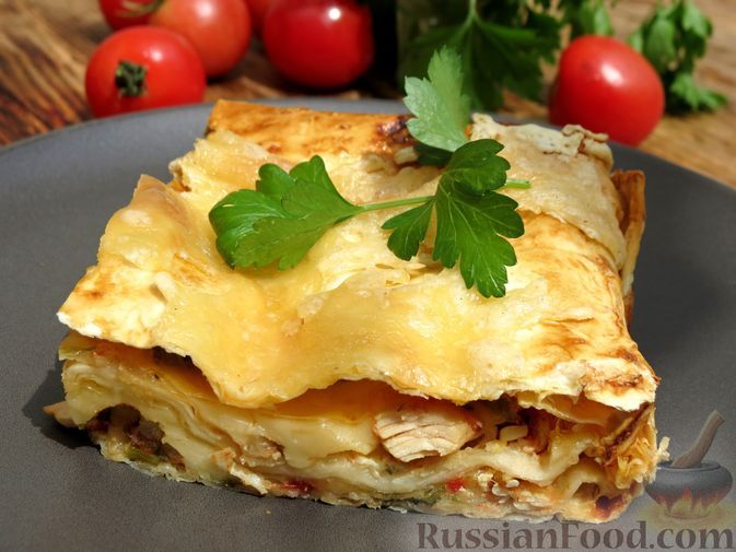 Фото к рецепту: Пирог из лаваша с курицей, помидорами и сыром