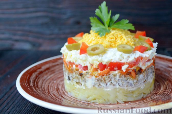 Фото к рецепту: Салат со шпротами и картошкой