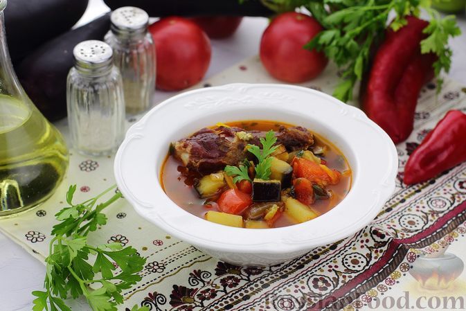 Фото к рецепту: Суп с баклажанами и копчёными рёбрышками