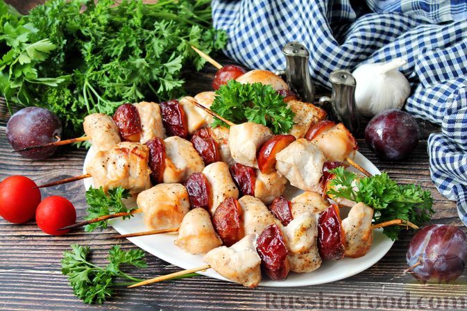 Фото к рецепту: Куриные шашлычки со сливами