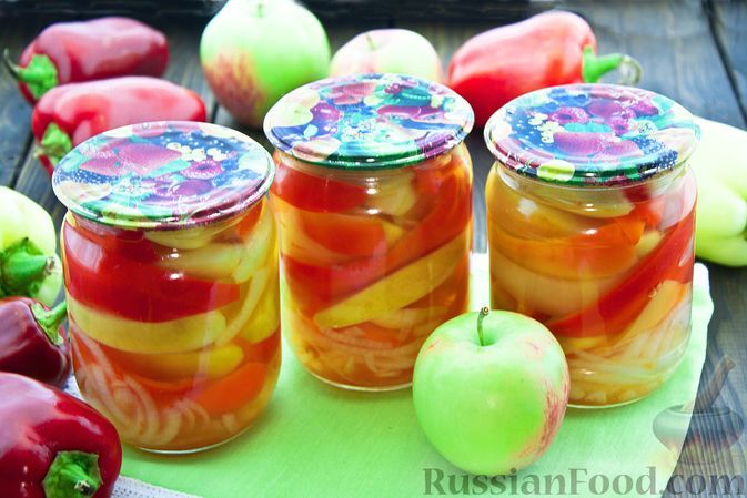 Фото к рецепту: Маринованный сладкий перец с яблоками, луком и кетчупом (на зиму)
