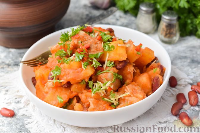 Фото к рецепту: Свинина с фасолью и картофелем, запечённые в горшочках