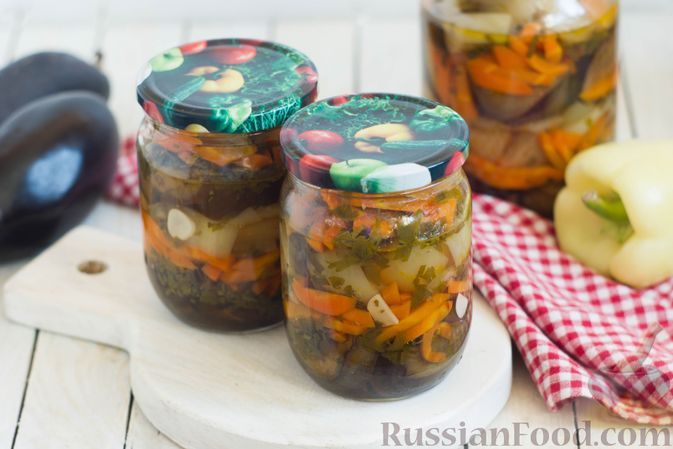 Фото к рецепту: Салат из болгарского перца, баклажанов и моркови, с чесноком и петрушкой (на зиму)