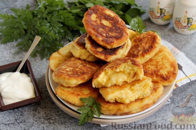 Фото к рецепту: Картофельные зразы на манке, с сыром