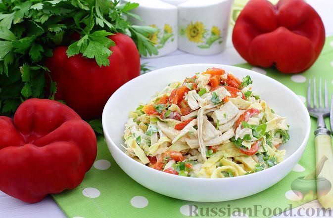 Фото к рецепту: Салат с курицей, запеченным болгарским перцем и яичными блинчиками