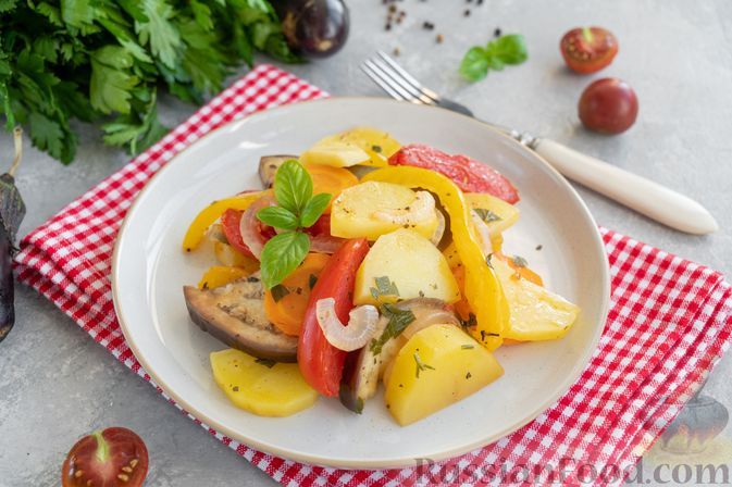 Фото к рецепту: Баклажаны, запечённые с картошкой, сладким перцем и помидорами, в рукаве