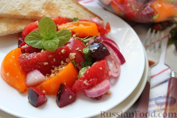 Фото к рецепту: Салат из помидоров со свежими сливами