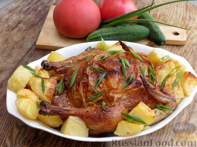Фото к рецепту: Курица, запечённая с картофелем в сметане (в рукаве)