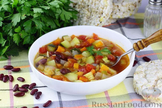 Фото к рецепту: Суп с красной фасолью, помидорами, цукини и сельдереем