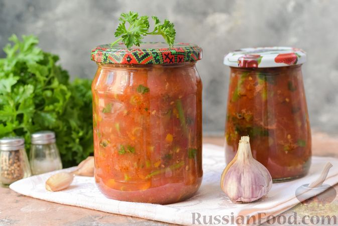 Фото к рецепту: Стручковая фасоль в томатном соусе со сладким перцем, чесноком и зеленью (на зиму)